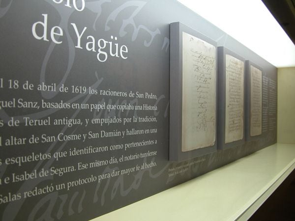 El 1619 se halló un documento titulado 'Historia de los Amantes de Teruel' y fechado en el siglo XIV por el notario Yagüe de Salas con el que se comprobó que lo que hasta entonces había sido considerado como una tradición popular, habían sido en realidad hechos ciertos ©Fundación Amantes de Teruel 