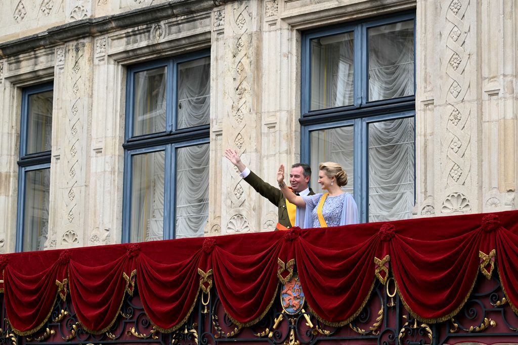 Imagen de los Grandes Duques de Luxemburgo saludando desde el balcón