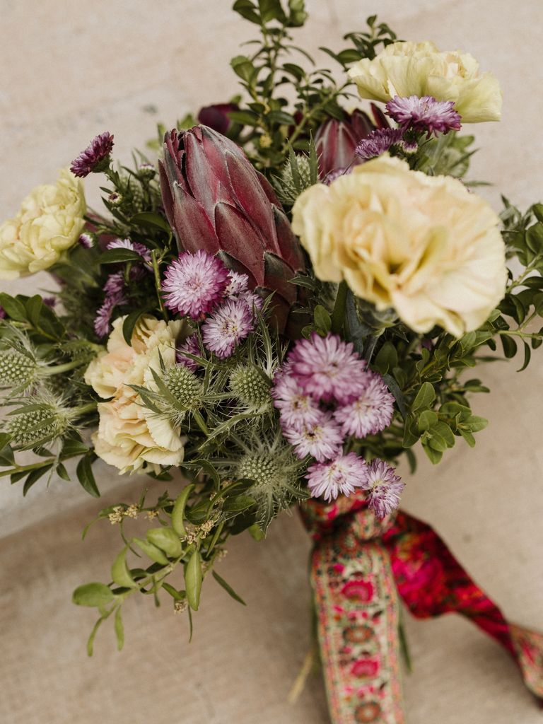 Ramos de novia con flores moradas y amarillas