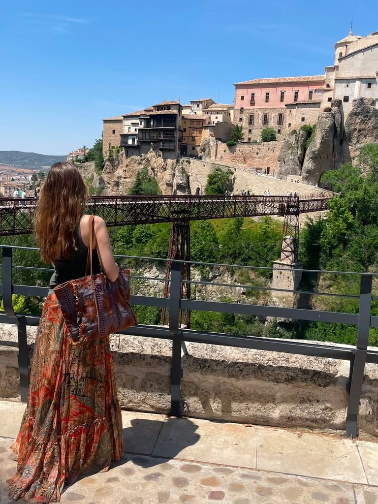 Sara Carbonero en Cuenca con look bohemio.