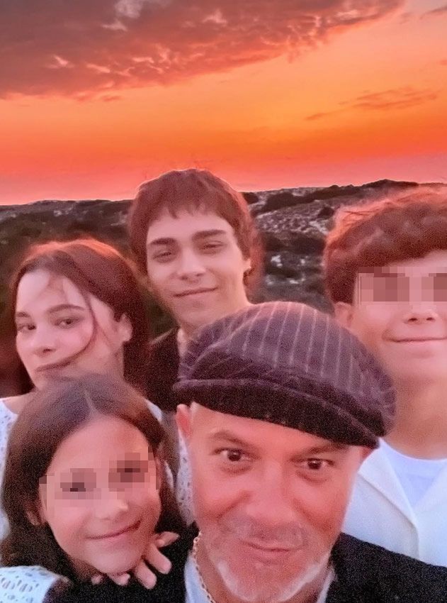 Alejandro Sanz, con sus cuatro hijos en Portugal
