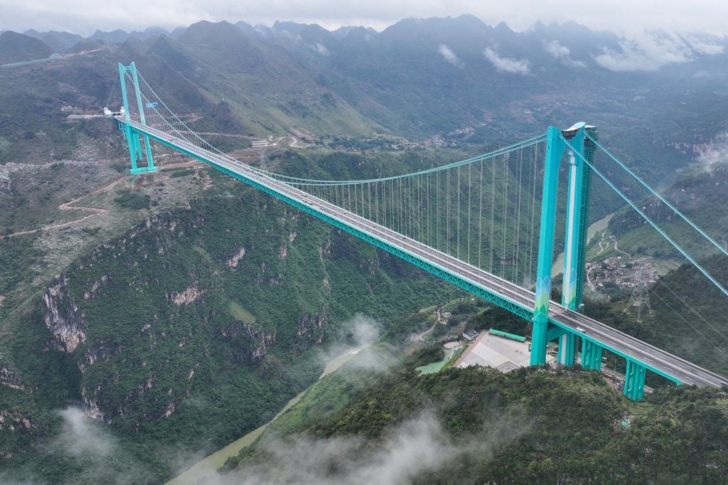 El Puente del Gran Cañón de Huajiang, en China, es el puente más alto del mundo: su calzada se eleva 625 metros sobre el río Beipan, un récord reconocido por Guinness World Records