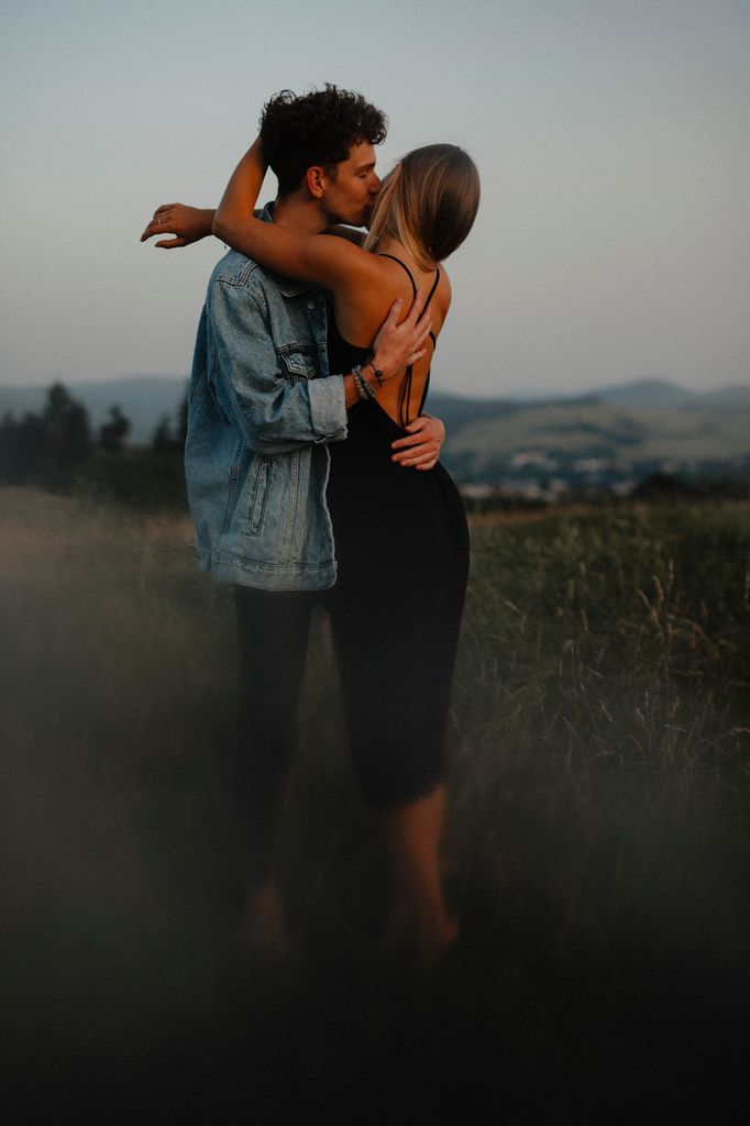 pareja beso