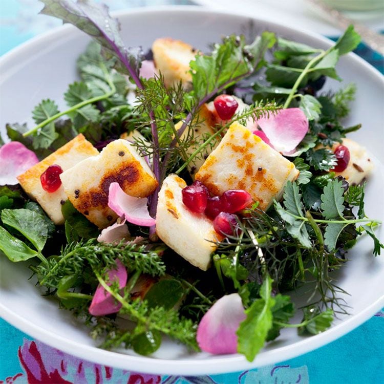 Ensalada con queso y pétalos de rosa
