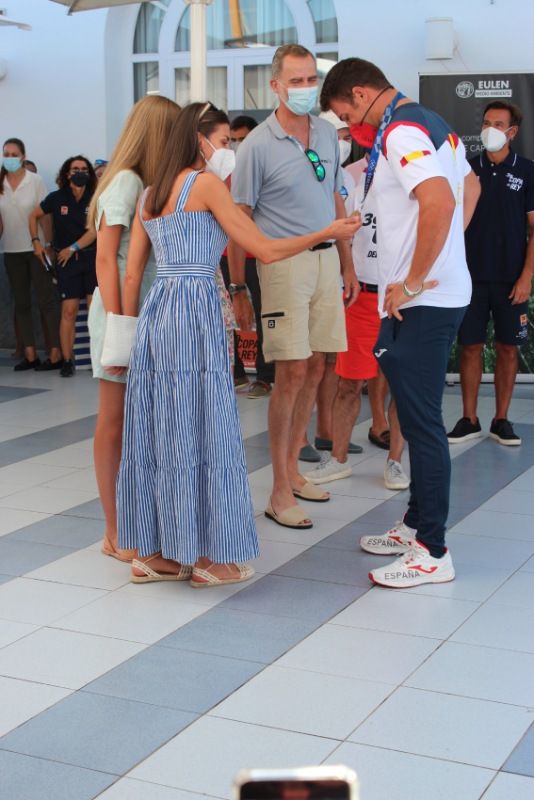 Los Reyes y sus hijas reciben al medallista Joan Cardona en el Real Club Náutico de Palma