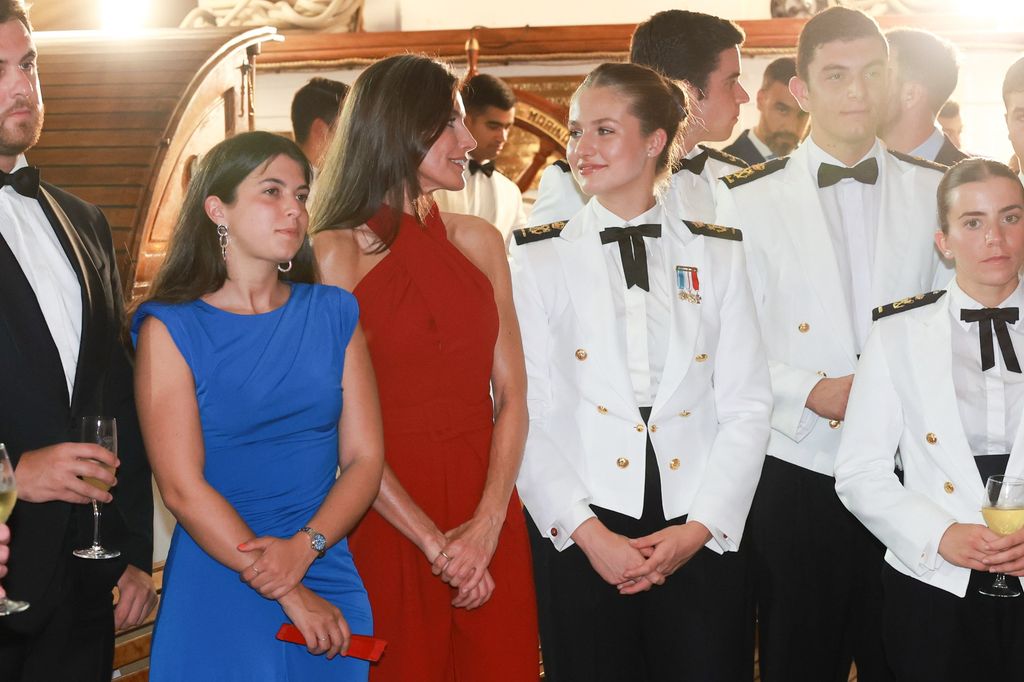 Reina Letizia con mono rojo en Elcano