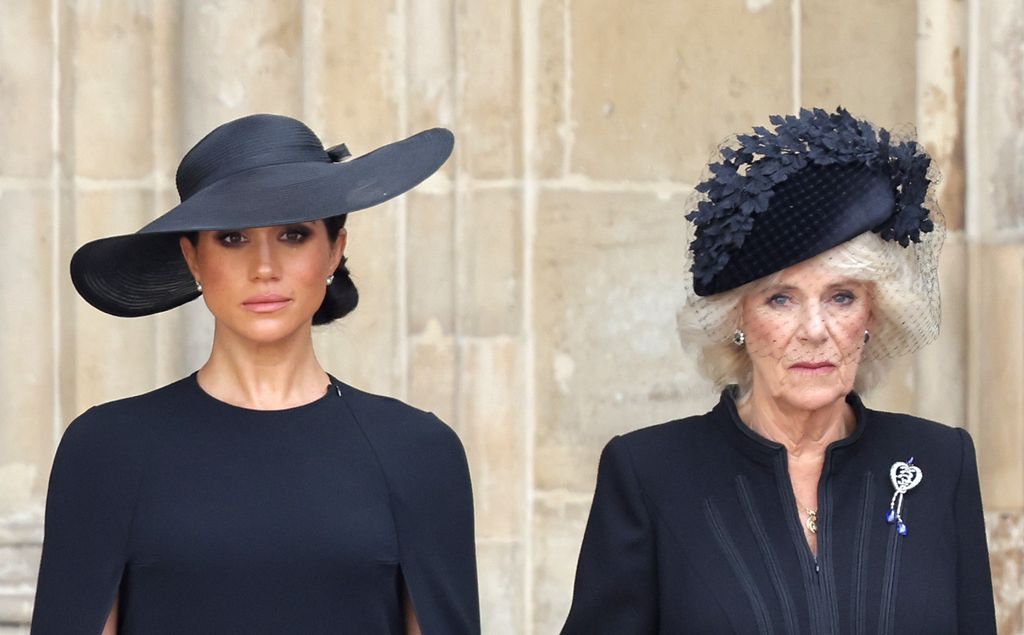 La reina Camilla y Meghan Markle en el funeral de Isabel II 