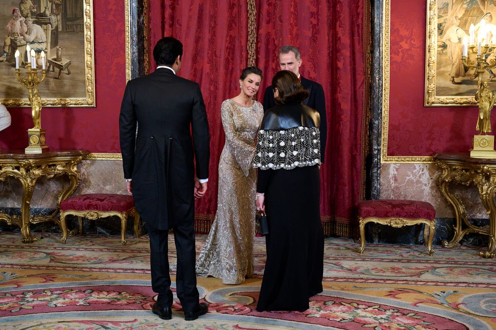Doña Letizia estrecha la mano de la esposa del Emir de Catar