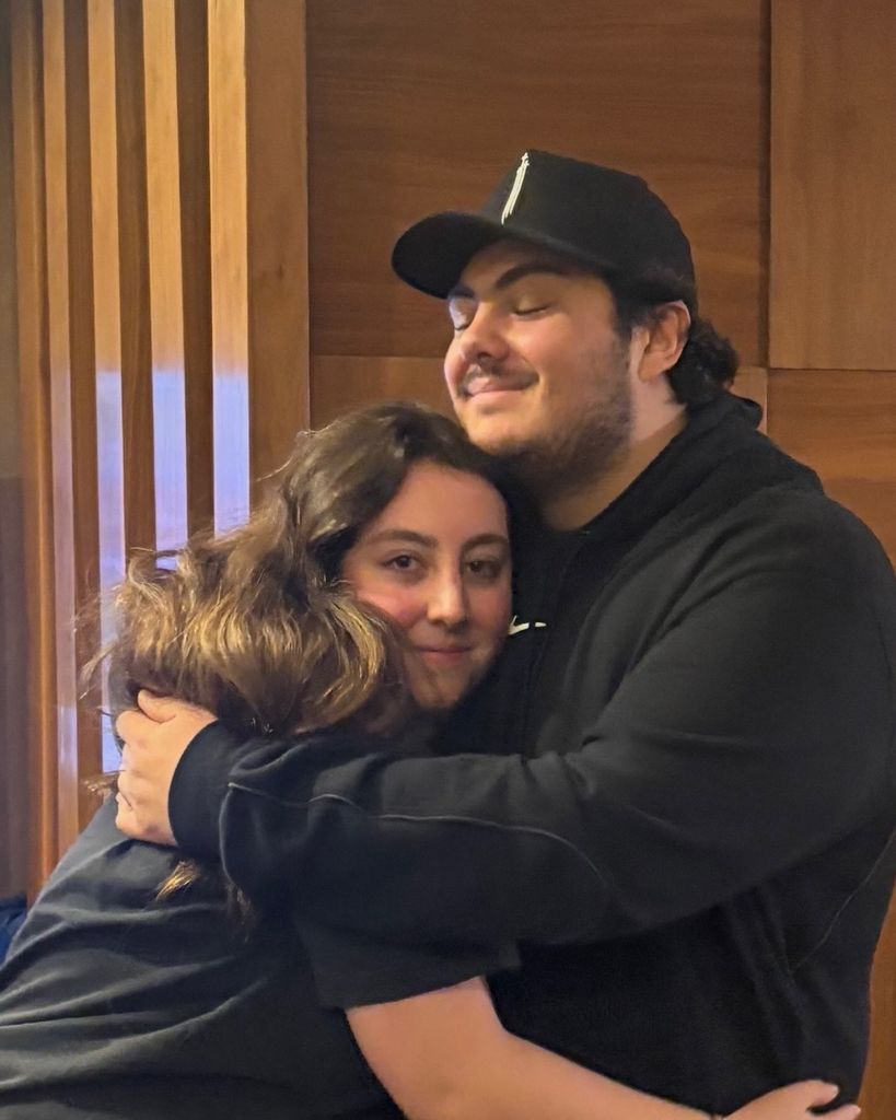 Victoria Ruffo felicitó a sus hijos Anuar y Vicky con esta linda foto de ambos.