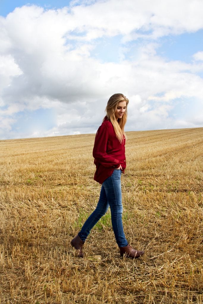mujer caminando relajada por el campo