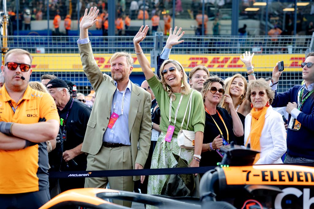 La familia real de Países Bajos también pudo bajar a paddock, donde presenció cómo se preparan los automóviles y los pilotos previo a la gran carrera