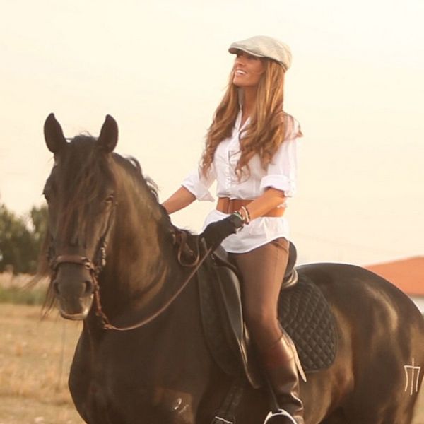 "Buenas noches 🐎 #todosbajolamismaluna 🌙 #Negrito", escribió en su perfil de las redes sociales junto a esta preciosa foto con su caballo
