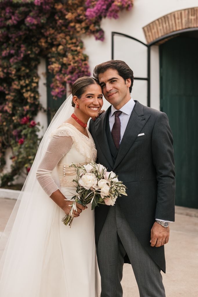 Boda de Marta Ovelar con vestido de Carmen Maza con encajes de su bisabuela antiguos