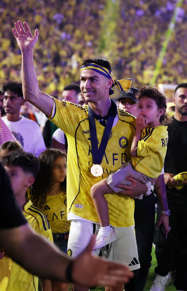 Cristiano Ronaldo celebra su triunfo con Bella Esmeralda.
