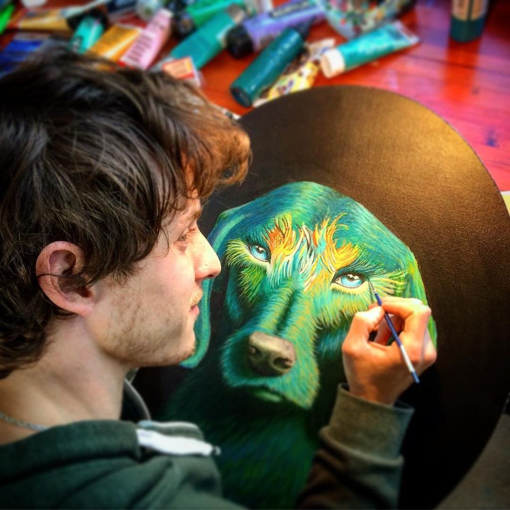 Primer plano de Nicolás Coronado  pintando con pintura acrílica