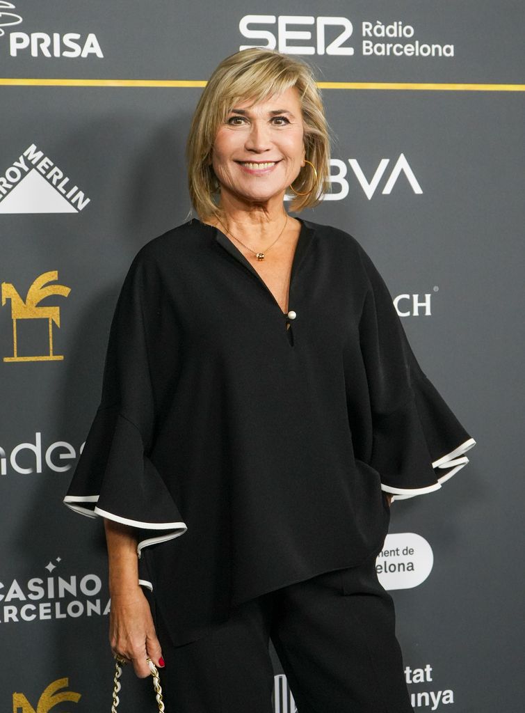 Plano medio de Julia Otero con conjunto negro