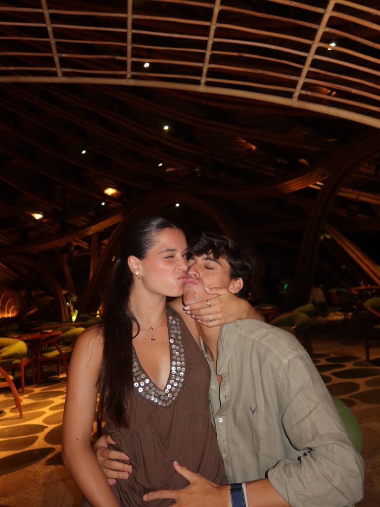 Daniela y Juan muy acaamelados durante sus vacaciones