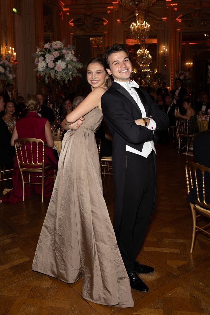  Almudena Dailly y su hermano Diego en una divertida pose