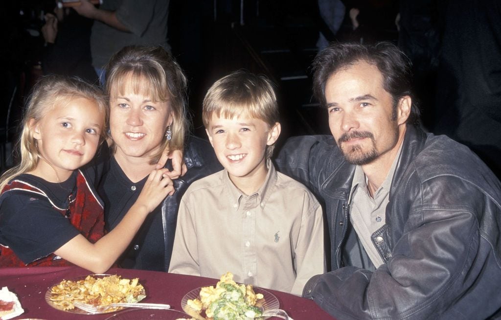 Haley Joel Osment con sus padres y hermana Emily