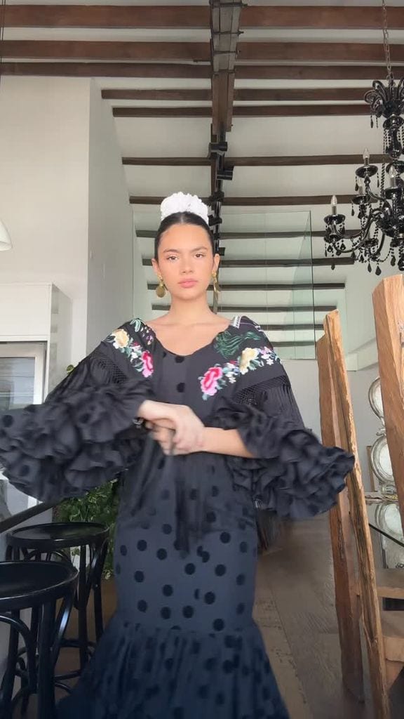 Ava Salazar con un traje negro de Rocío Peralta