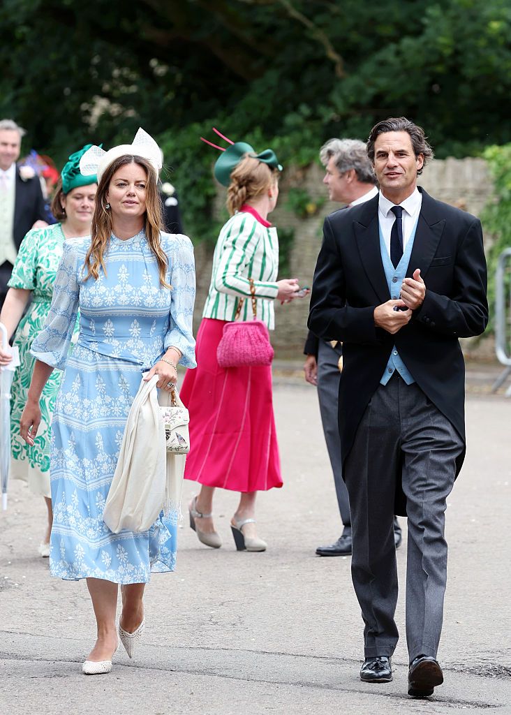 Lady Natasha Rufus Isaacs y Rupert Finch llegan a la boda real de Peter Phillips y Harriet Sperling en la iglesia de All Saints el 06 de junio de 2026 en Kemble, Inglaterra