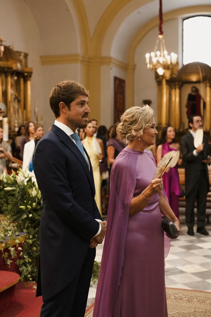 Madrina de boda con vestido satinado Elena Moore con capa