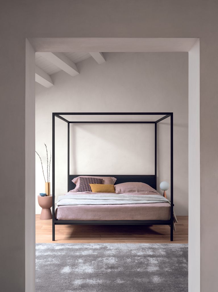 Cama con dosel