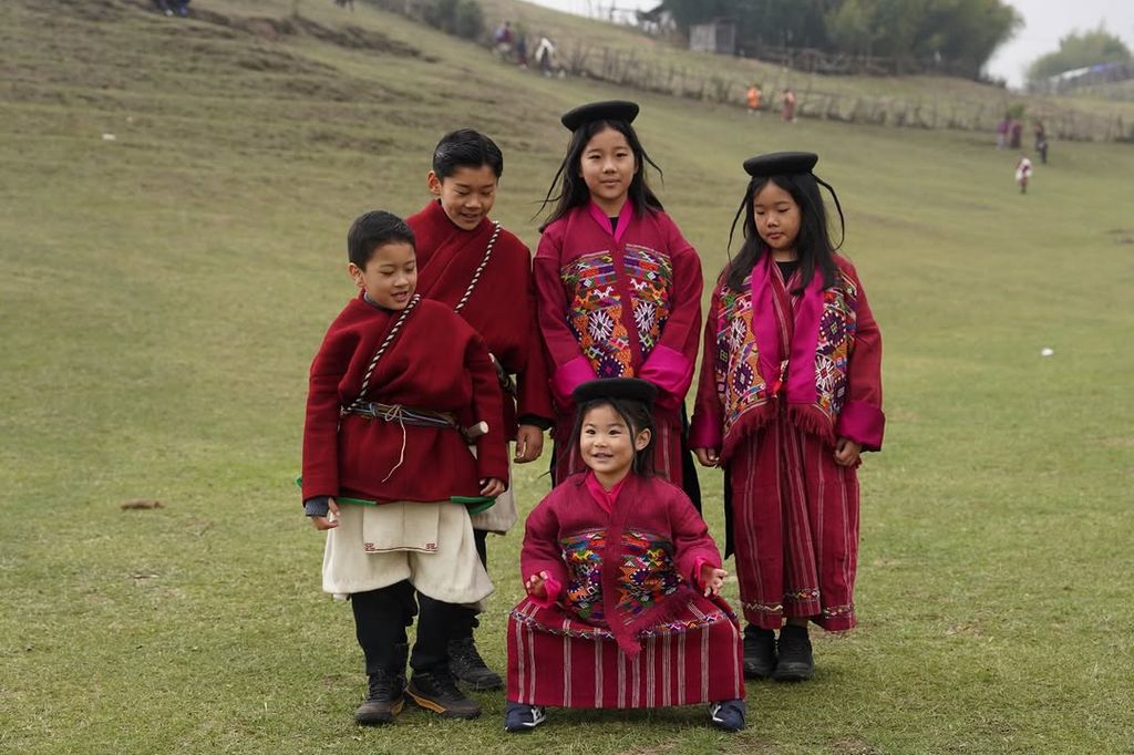 Los tres hijos de los reyes de Bután, con sus dos primas