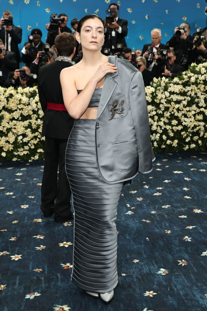 Lorde en la alfombra roja de la MET Gala 2025