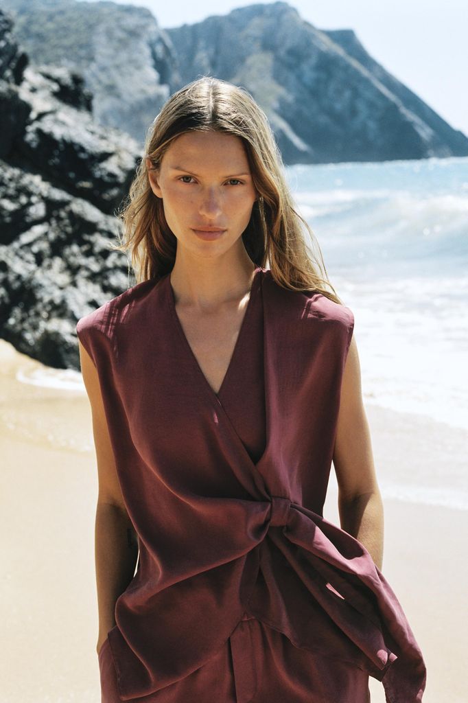 Encuentra el top de Zara que más te favorece para el calor de este mes de agosto según el escote