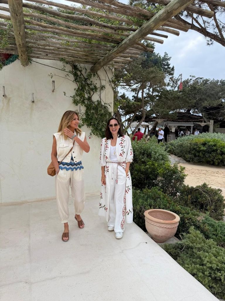 Tamara Falcó en Ibiza con un look blanco bohemio junto a Íñigo Onieva y su madre.