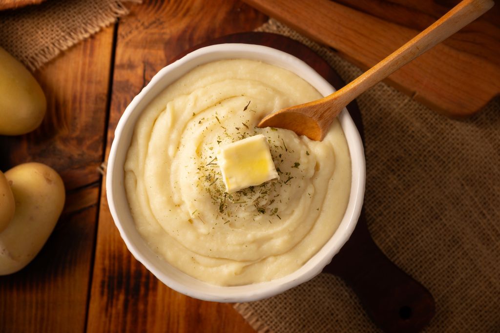 La mantequilla aporta cremosidad al puré de patata.