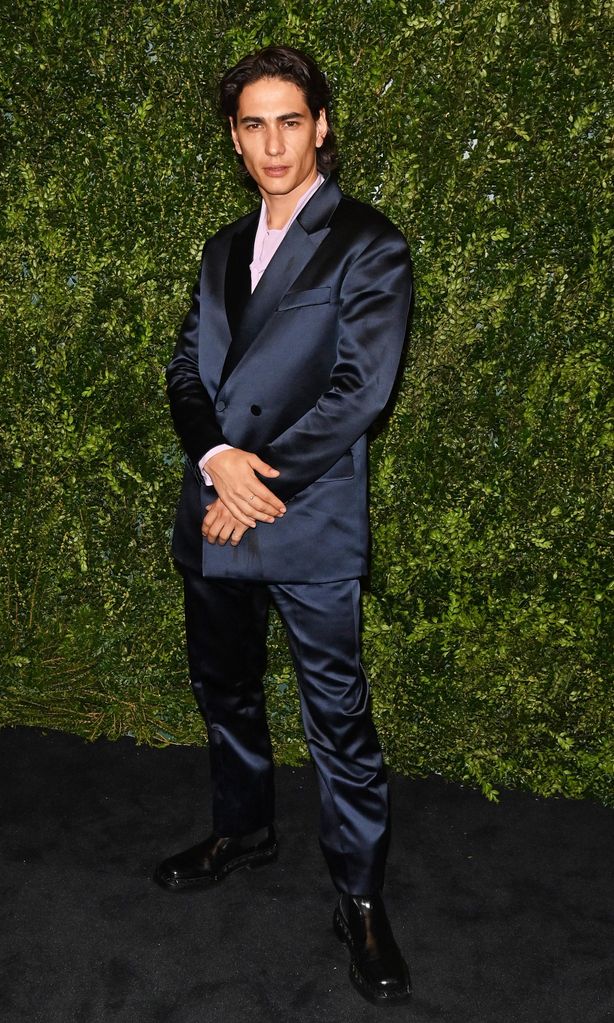 enzo vogrincic en la fiesta de charles finch y chanel previo a los bafta