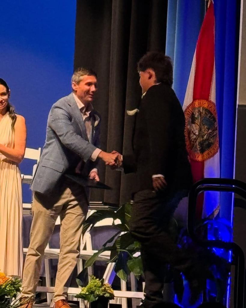 La emoción de Nicolás Vallejo-Nágera en la graduación de su hijo Andrea Nicolás: 'No puedo estar más orgulloso de ti'