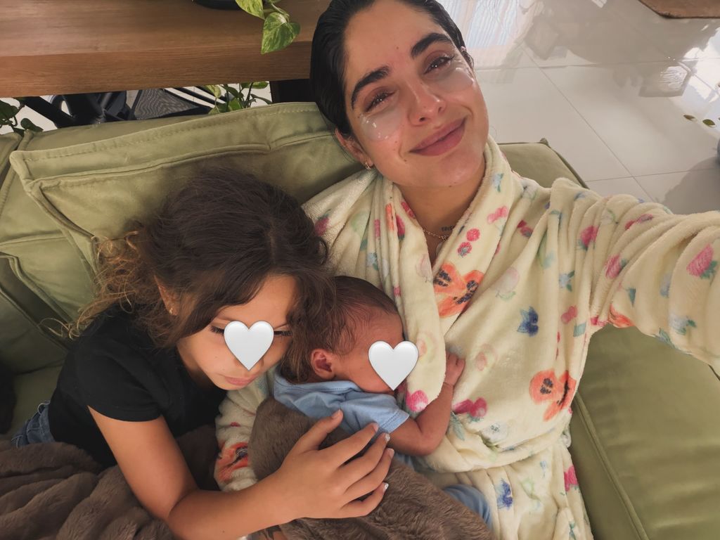 Isbaella Ladera junto a sus dos hijos, Mía y Koa
