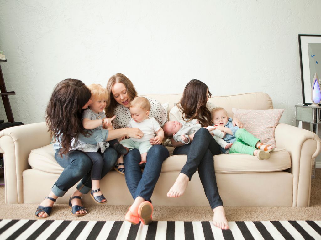 Madres reunidas con sus bebés pequeños