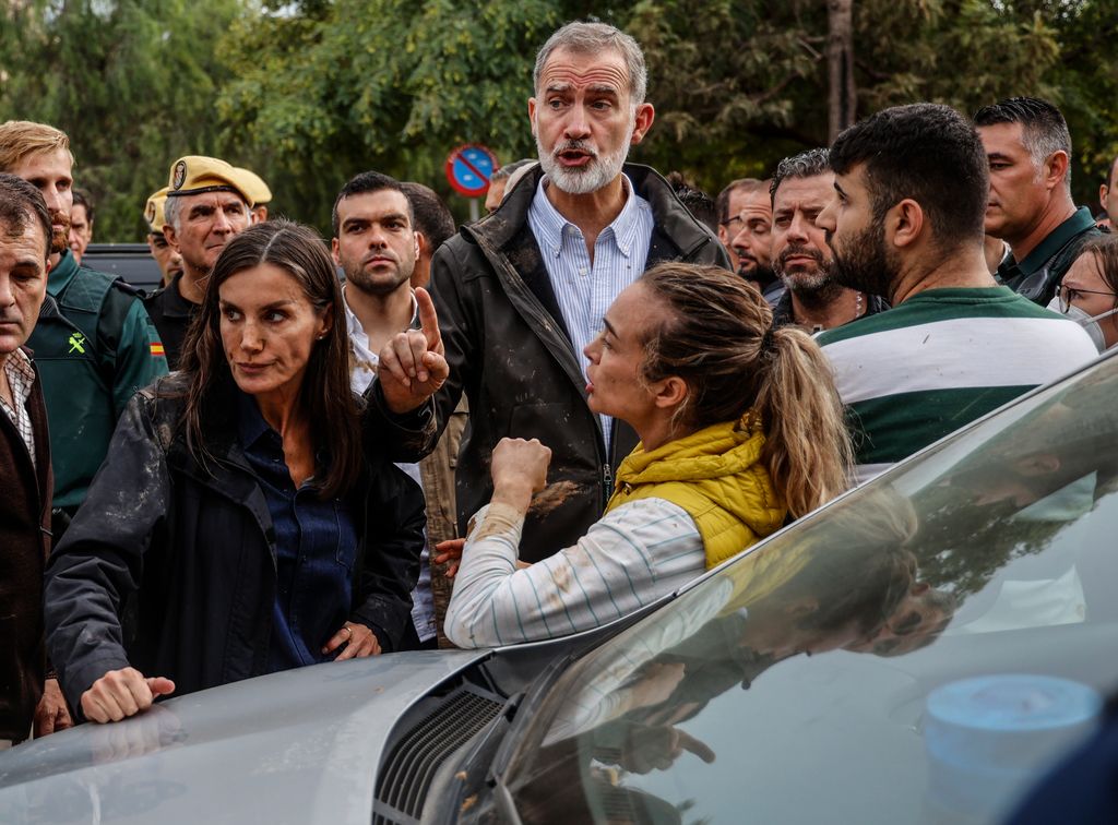Plano medio de los reyes de España en su visita a Valencia por la DANA