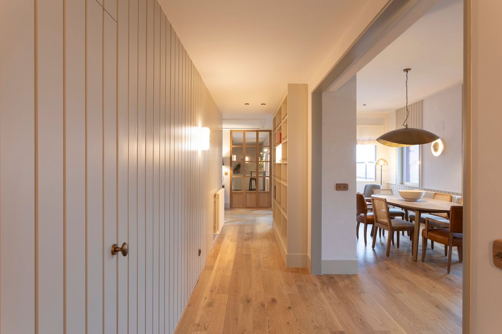 Pasillo con estantería. 