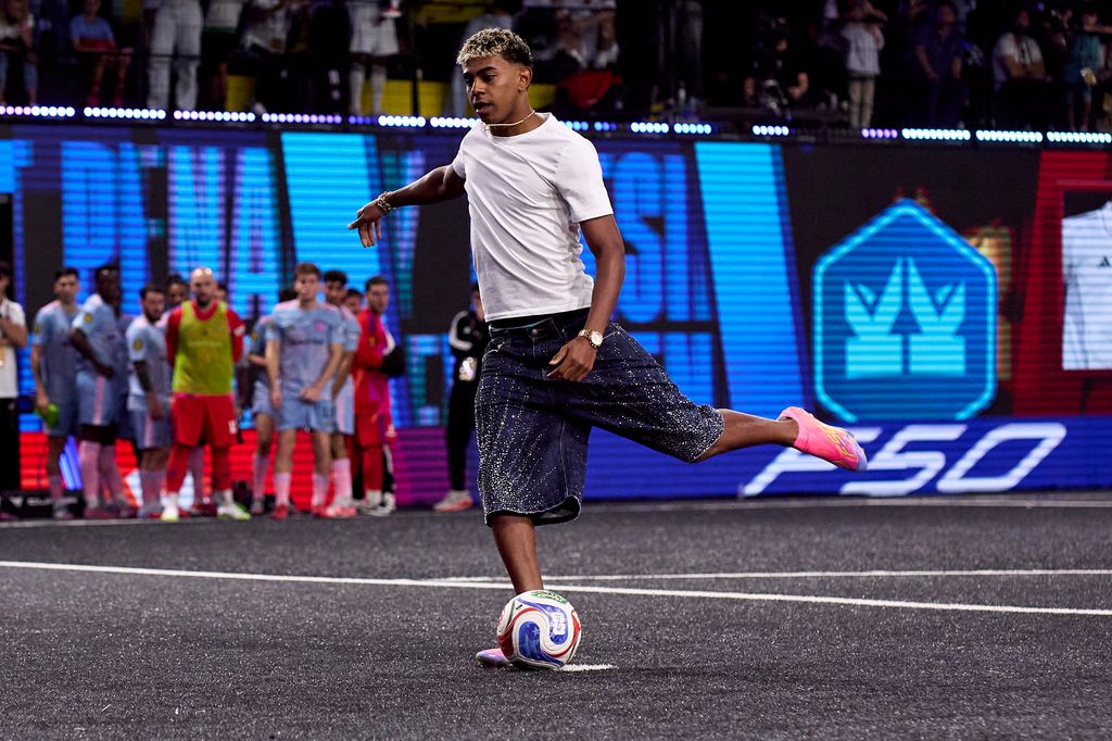 Lamine Yamal marca el 'penalti presidente' en la Kings League ante la mirada de Nicki Nicole