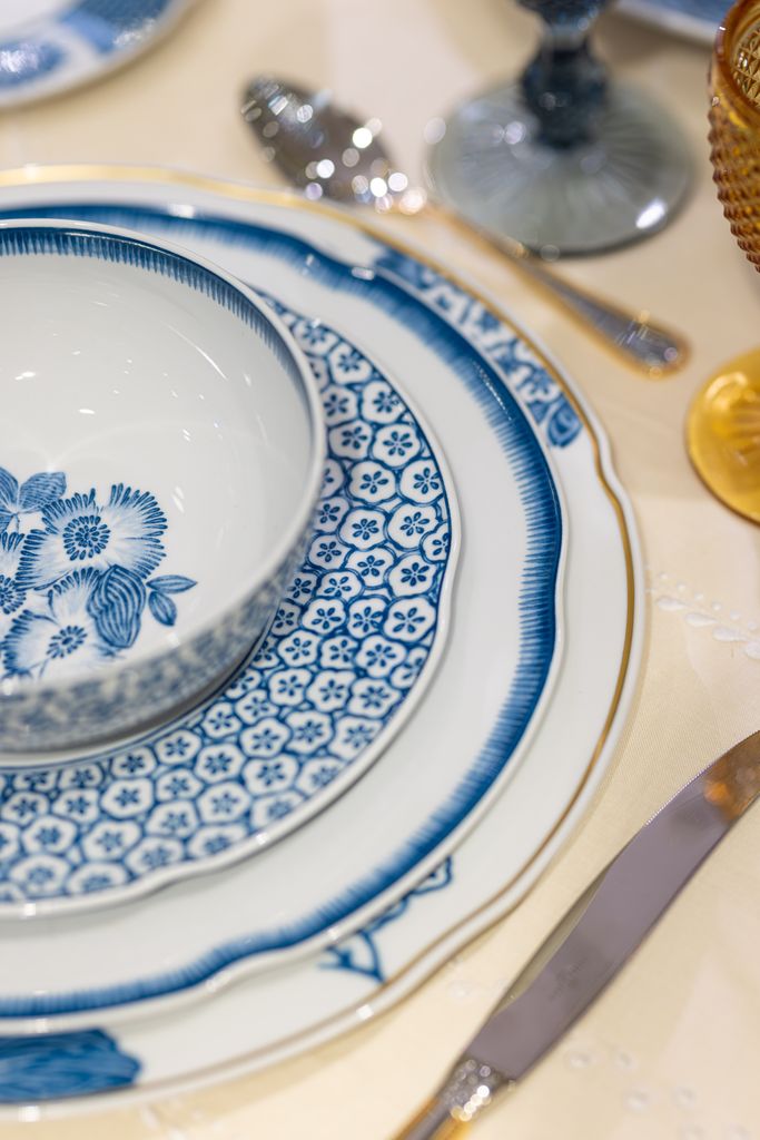 Vajilla de porcelana en blanco y azul