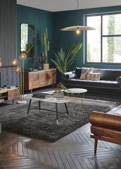 Salón con paredes verdes y muebles de madera