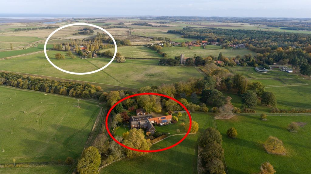 La distancia que hay entre Wood Farm y Mash Farm