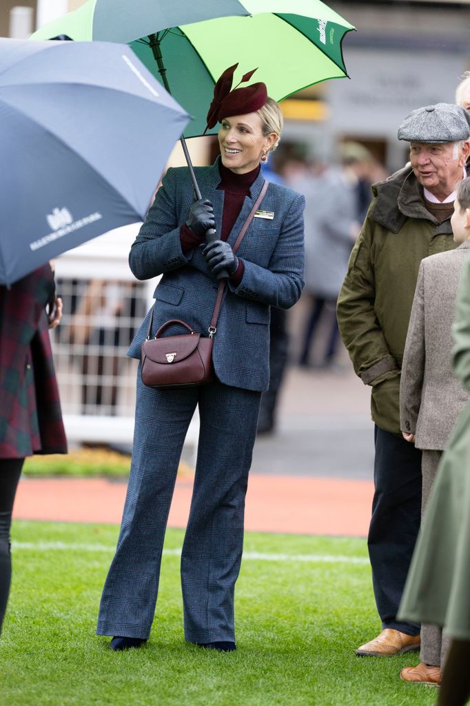 Zara Tindall con traje de dos piezas y tocado en las carreras de Cheltenham