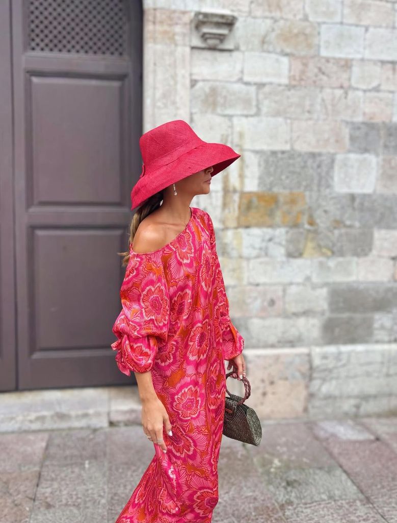 Look de invitada con tocado