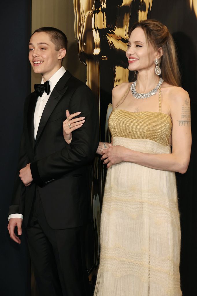 Plano medio de Angelina Jolie y su hijo Knox posando en los Governors Awards 2024
