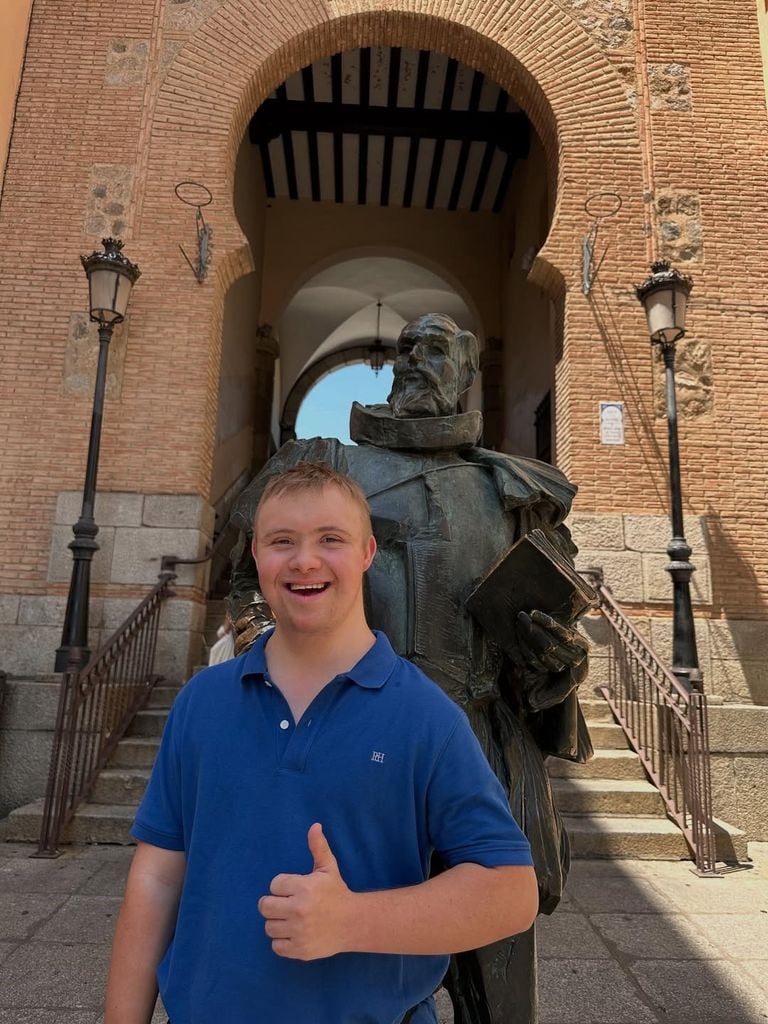 Luciano junto a una figura de El Quijote de la Mancha en Toledo.