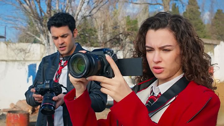 Avance de 'Hermanos':Asiye y Ayaz hacen juntos un trabajo de fotografía