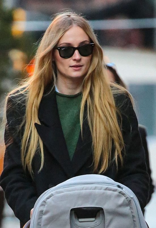 Sophie Turner paseando a su hija 