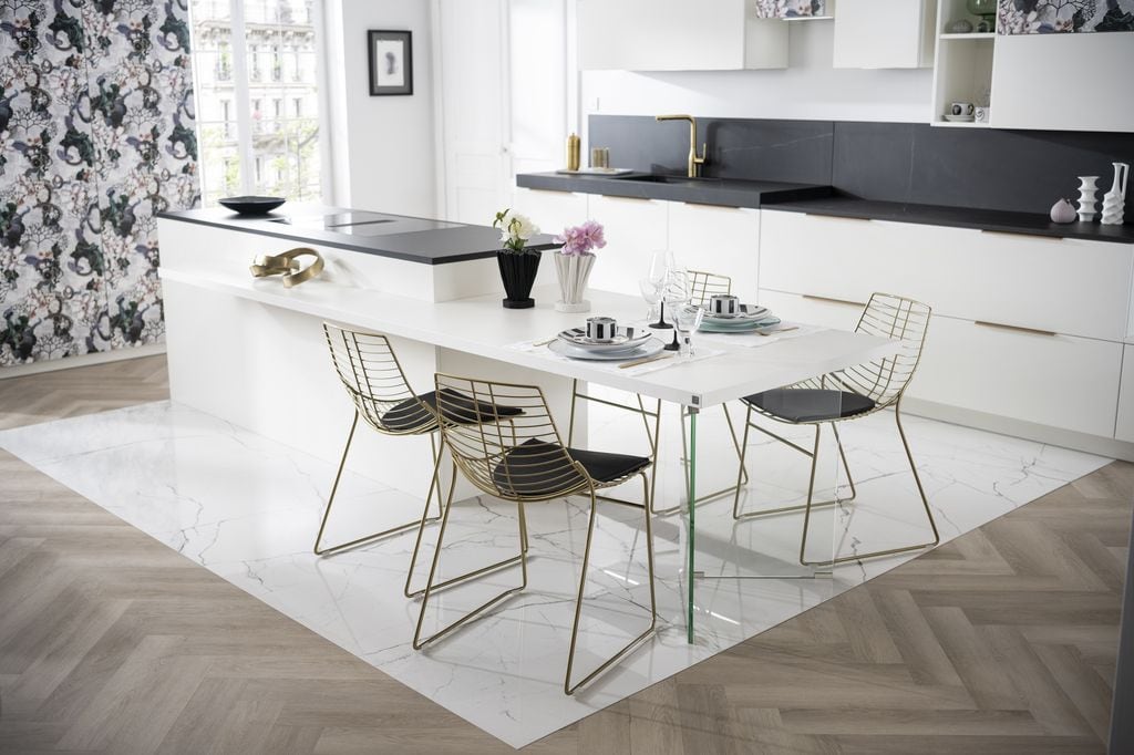 Cocina blanca con suelo de madera y porcelánico