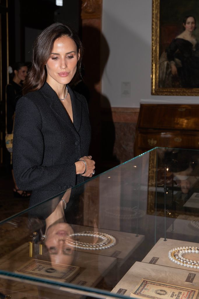 Alex Rivière contemplando una de las joyas de la exposición